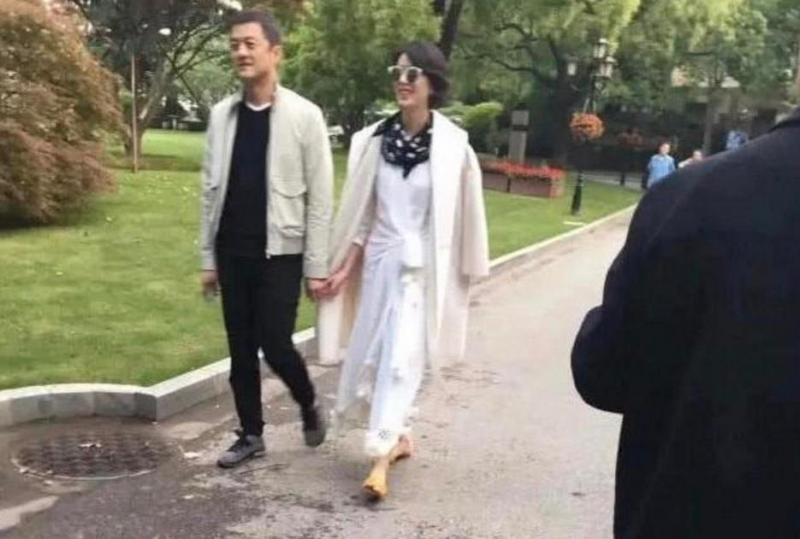 與「天后」離婚6年，李亞鵬再爆新戀情！甜蜜牽手短髮女被拍，網驚：「翻版王菲」