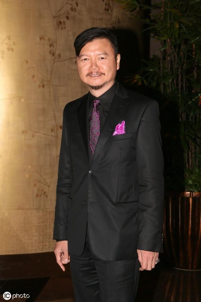 妻子子宮長了巨型腫瘤花光百萬積蓄，前TVB金牌藝人艾威寧轉行補鞋也不回巢，收入微薄仍助養28位兒童！