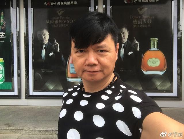 妻子子宮長了巨型腫瘤花光百萬積蓄，前TVB金牌藝人艾威寧轉行補鞋也不回巢，收入微薄仍助養28位兒童！