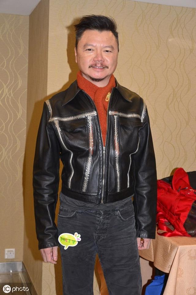 妻子子宮長了巨型腫瘤花光百萬積蓄，前TVB金牌藝人艾威寧轉行補鞋也不回巢，收入微薄仍助養28位兒童！