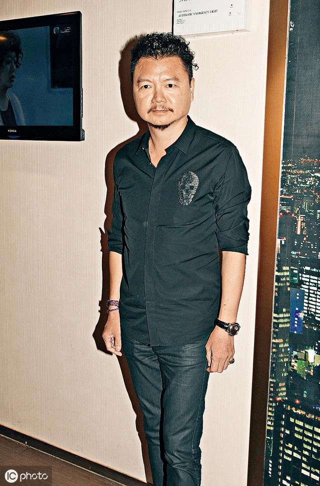 妻子子宮長了巨型腫瘤花光百萬積蓄，前TVB金牌藝人艾威寧轉行補鞋也不回巢，收入微薄仍助養28位兒童！