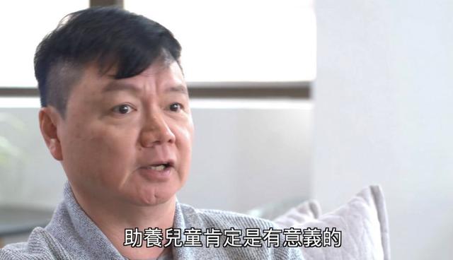 妻子子宮長了巨型腫瘤花光百萬積蓄，前TVB金牌藝人艾威寧轉行補鞋也不回巢，收入微薄仍助養28位兒童！