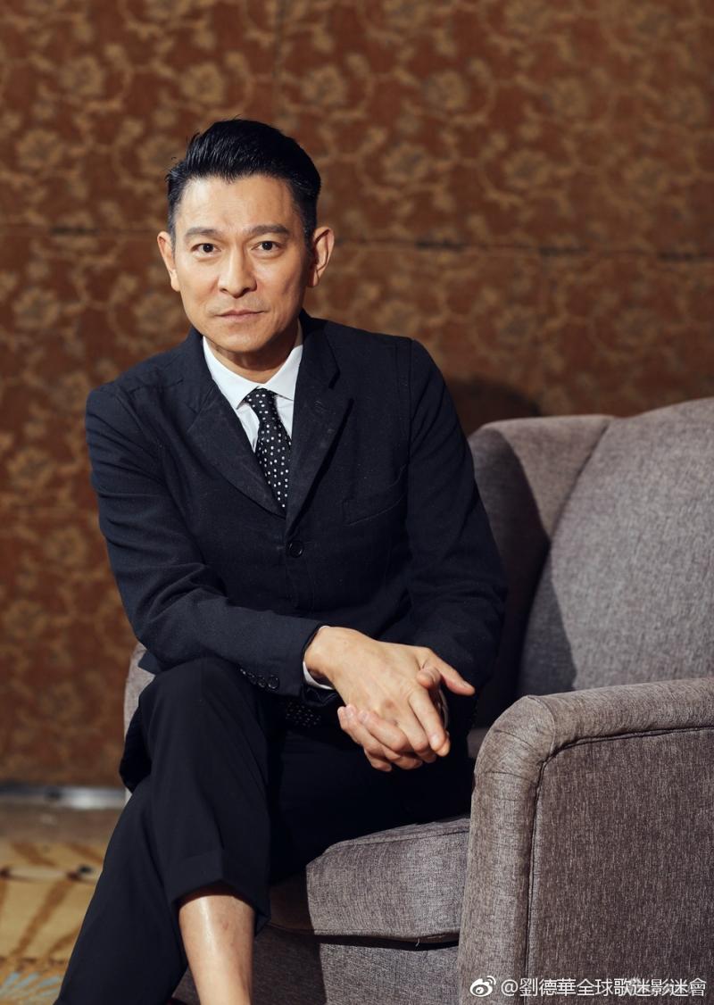 劉德華「全家福照」曝光！天王父母「穿簡陋布鞋提環保袋」，生活樸素又謙虛！