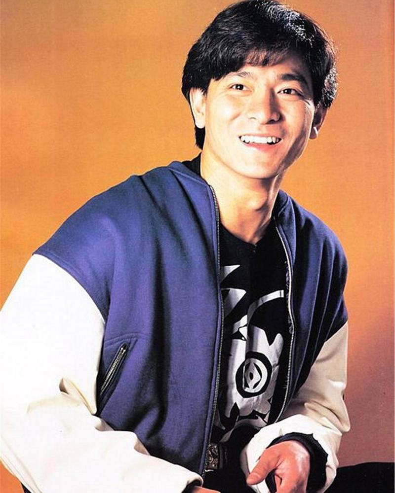 劉德華「全家福照」曝光！天王父母「穿簡陋布鞋提環保袋」，生活樸素又謙虛！