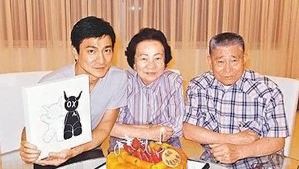 劉德華「全家福照」曝光！天王父母「穿簡陋布鞋提環保袋」，生活樸素又謙虛！