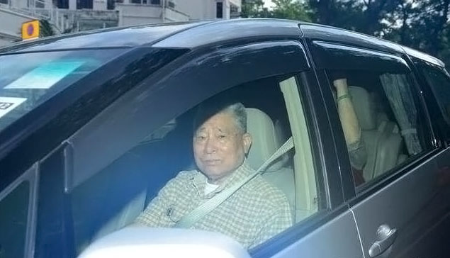 劉德華「全家福照」曝光！天王父母「穿簡陋布鞋提環保袋」，生活樸素又謙虛！