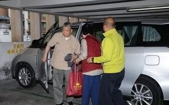 劉德華「全家福照」曝光！天王父母「穿簡陋布鞋提環保袋」，生活樸素又謙虛！