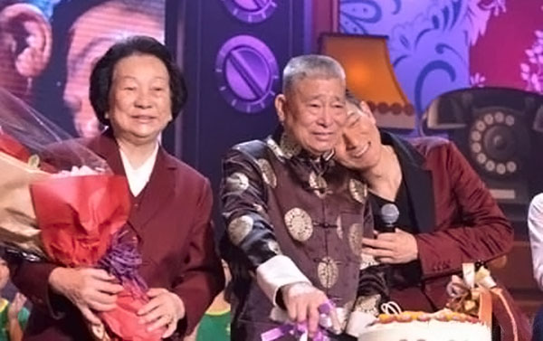劉德華「全家福照」曝光！天王父母「穿簡陋布鞋提環保袋」，生活樸素又謙虛！