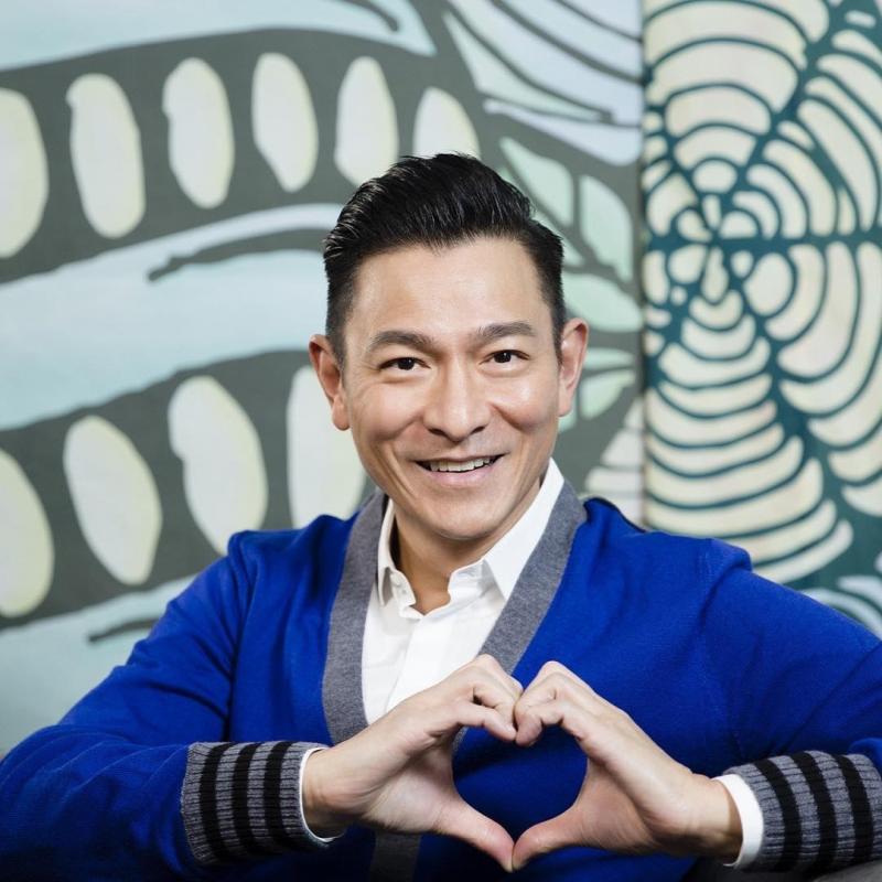 劉德華「全家福照」曝光！天王父母「穿簡陋布鞋提環保袋」，生活樸素又謙虛！
