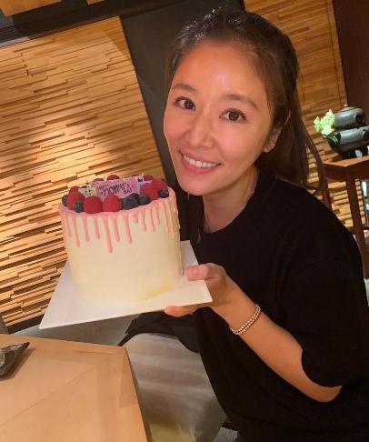 43歲的林心如喜懷二胎？頻頻用手遮擋腹部，十分謹慎