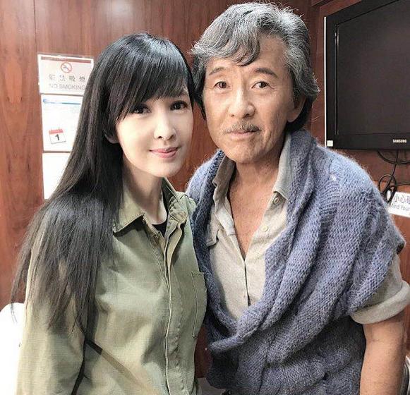 差距好大，51歲周慧敏曬與58歲葉倩文合影，不似姐妹更像母女！