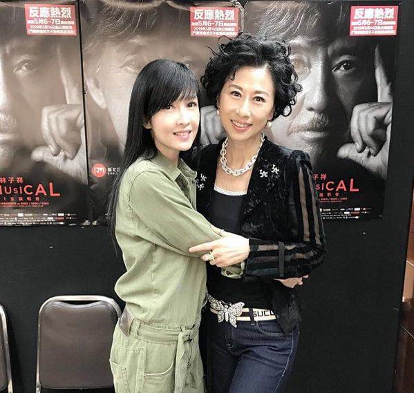差距好大，51歲周慧敏曬與58歲葉倩文合影，不似姐妹更像母女！