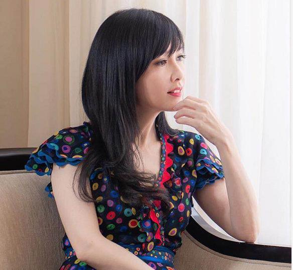 差距好大，51歲周慧敏曬與58歲葉倩文合影，不似姐妹更像母女！