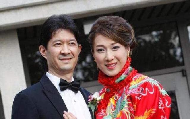 鍾嘉欣隻身帶兒女回港，精心安排生日聚會，愛女拍照太搞笑