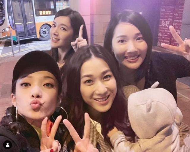 鍾嘉欣隻身帶兒女回港，精心安排生日聚會，愛女拍照太搞笑