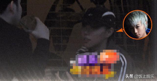 竇靖童戀愛了？深夜與神秘男子約會，手心現心形新紋身，心情好！