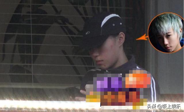竇靖童戀愛了？深夜與神秘男子約會，手心現心形新紋身，心情好！