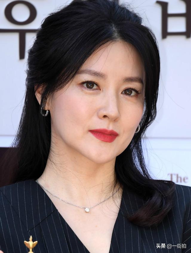 隱退15年，48歲李英愛高調回歸，網友：貨真價實「國寶美人」！