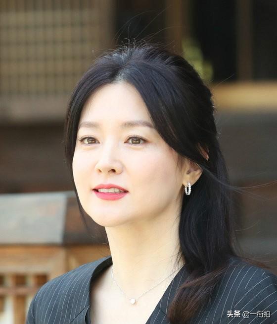 隱退15年，48歲李英愛高調回歸，網友：貨真價實「國寶美人」！