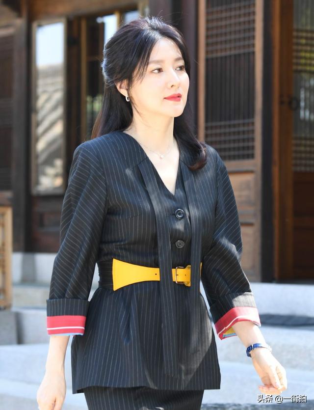 隱退15年，48歲李英愛高調回歸，網友：貨真價實「國寶美人」！