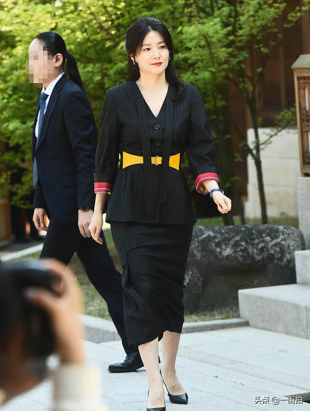 隱退15年，48歲李英愛高調回歸，網友：貨真價實「國寶美人」！