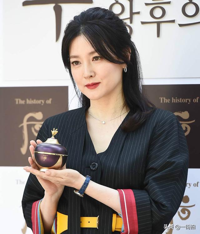 隱退15年，48歲李英愛高調回歸，網友：貨真價實「國寶美人」！