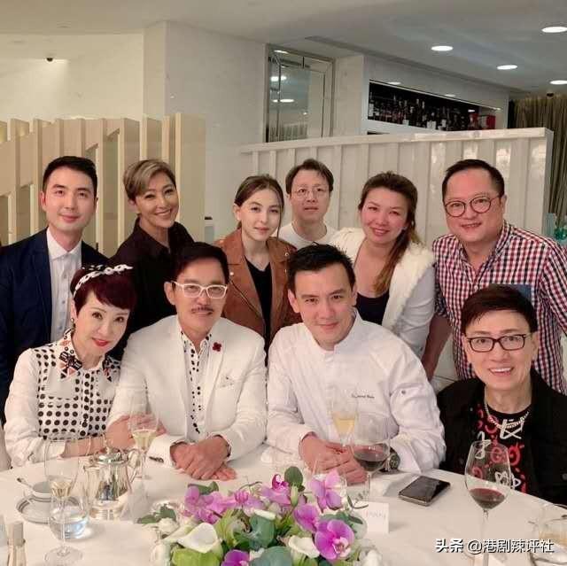 67歲狄波拉打扮年輕不輸星二代Hilary，上山詩鈉退圈20年人脈通天