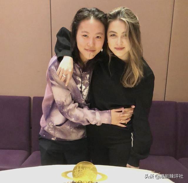 67歲狄波拉打扮年輕不輸星二代Hilary，上山詩鈉退圈20年人脈通天