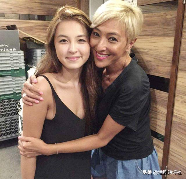 67歲狄波拉打扮年輕不輸星二代Hilary，上山詩鈉退圈20年人脈通天