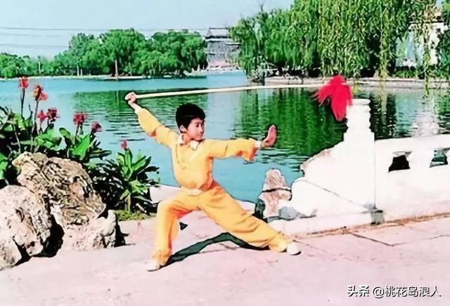 他是李連杰師弟，12歲拿冠軍，14歲癱瘓，43歲締造50億票房神話