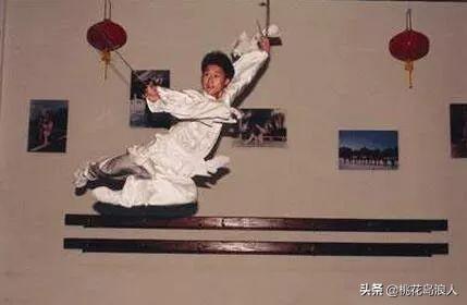 他是李連杰師弟，12歲拿冠軍，14歲癱瘓，43歲締造50億票房神話