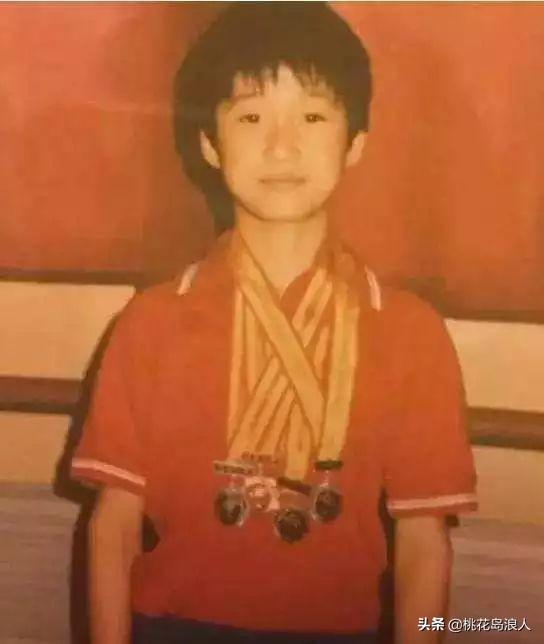 他是李連杰師弟，12歲拿冠軍，14歲癱瘓，43歲締造50億票房神話