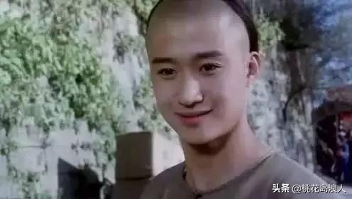 他是李連杰師弟，12歲拿冠軍，14歲癱瘓，43歲締造50億票房神話