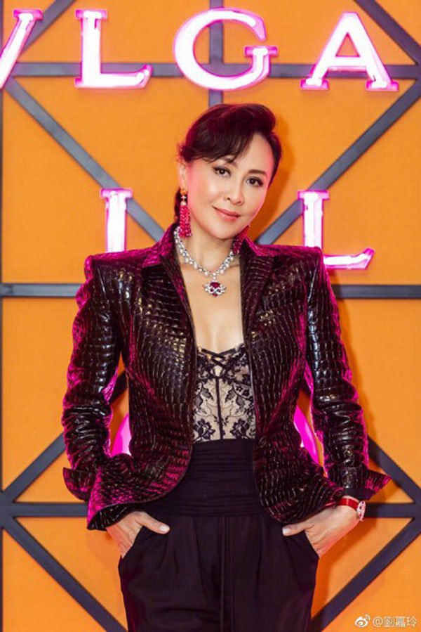 躲不及‼️ 53歲劉嘉玲素顏跑步,『蒼老容貌』慌避鏡頭！網一看照片驚了
