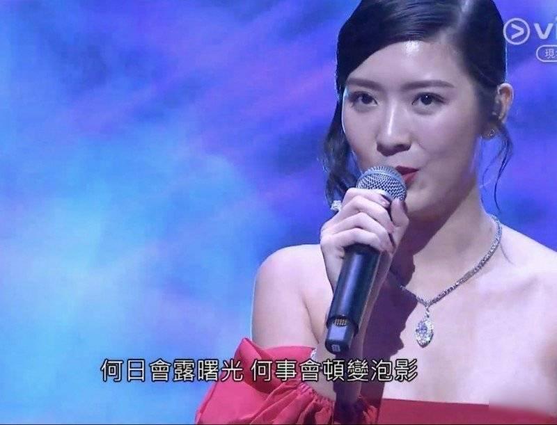 她金像獎獻唱一半，禮服滑落走光了