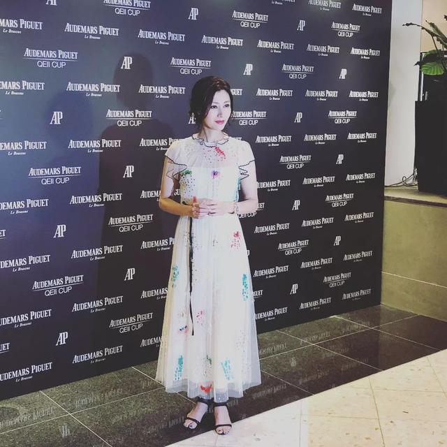 年近五十，最美港姐李嘉欣因為胖上熱搜，網友直呼：「胖得漂亮！」：無論胖與瘦，都是每個階段應有的模樣