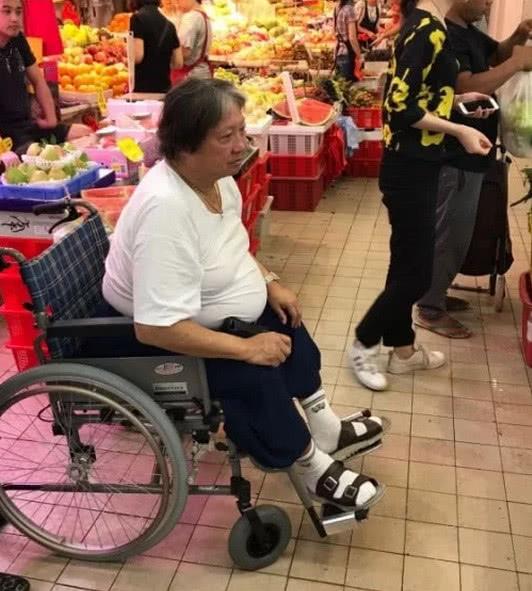洪金寶身體狀態如何？兒媳周家蔚擔心的直抹眼淚：連行走都困難