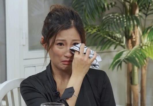 洪金寶身體狀態如何？兒媳周家蔚擔心的直抹眼淚：連行走都困難