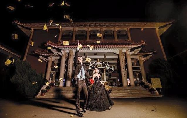 不信邪？殯葬業男「婚紗拍成身後照」不到4個月離婚！第2個老婆「堅持扮成七爺八爺」下場讓網友傻住