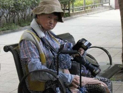 一母所生36年不見面，妹妹當影後嫁富商，姐姐低調拿退休金生活
