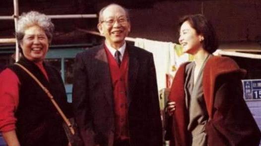 一母所生36年不見面，妹妹當影後嫁富商，姐姐低調拿退休金生活