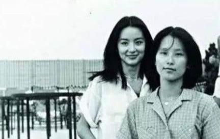 一母所生36年不見面，妹妹當影後嫁富商，姐姐低調拿退休金生活