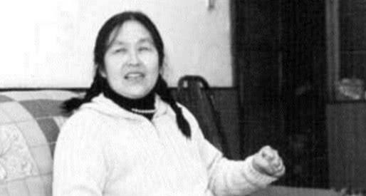 一母所生36年不見面，妹妹當影後嫁富商，姐姐低調拿退休金生活