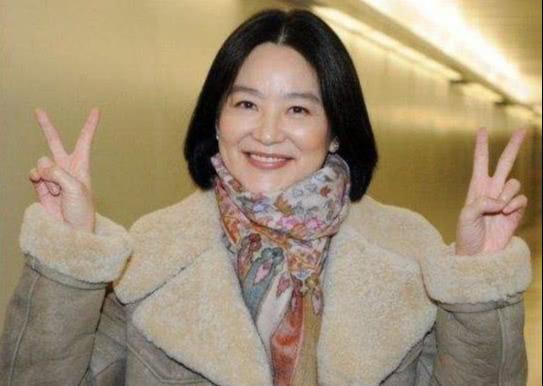 一母所生36年不見面，妹妹當影後嫁富商，姐姐低調拿退休金生活