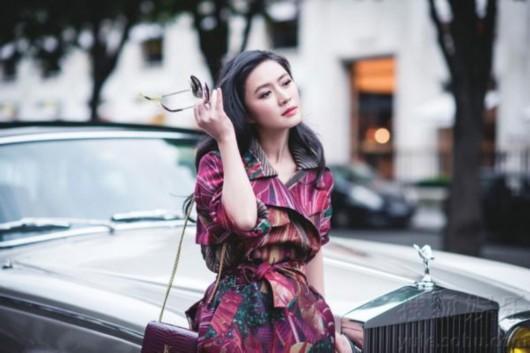 為百億富豪老公守寡4年，43歲成千億女強人，近照太美了！母女合照就像一對姐妹花