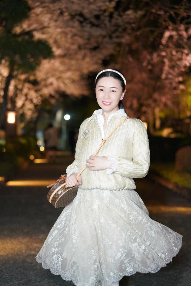 為百億富豪老公守寡4年，43歲成千億女強人，近照太美了！母女合照就像一對姐妹花