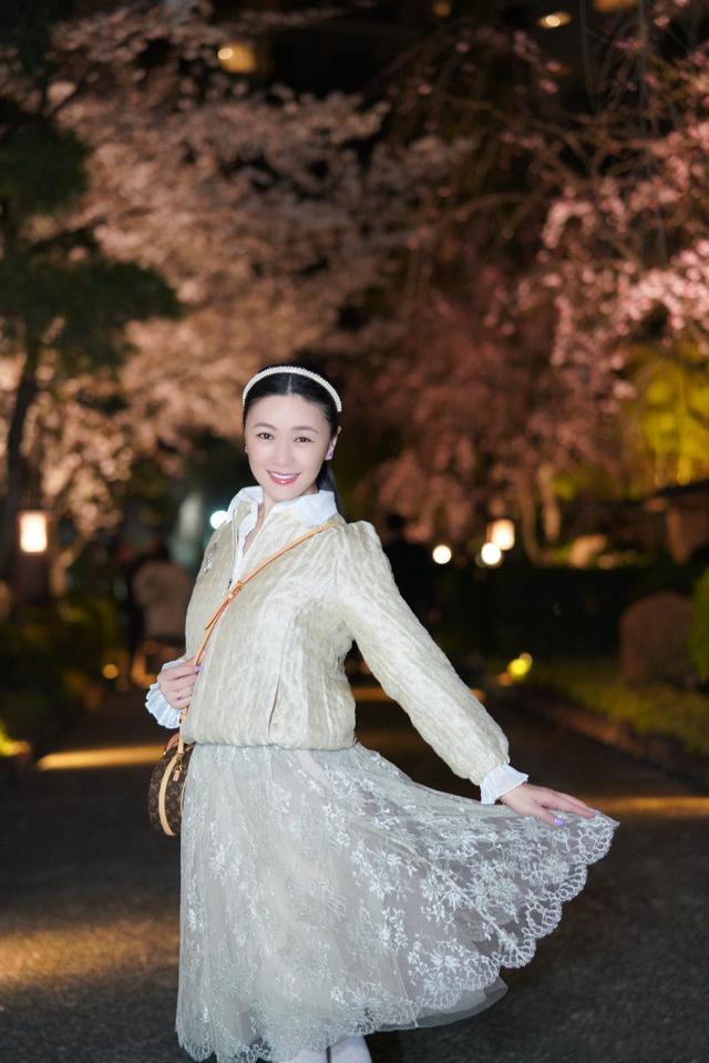 為百億富豪老公守寡4年，43歲成千億女強人，近照太美了！母女合照就像一對姐妹花