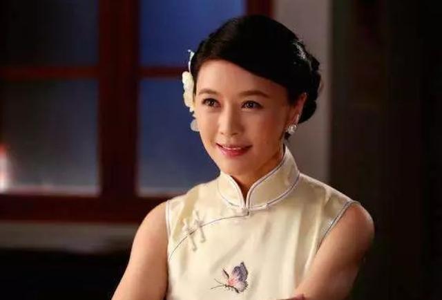 為百億富豪老公守寡4年，43歲成千億女強人，近照太美了！母女合照就像一對姐妹花