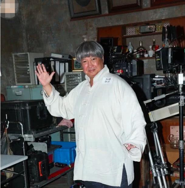 67歲洪金寶每天「負荷運動」近況惹人擔憂，兒媳擔心痛哭：他抱不動孫子