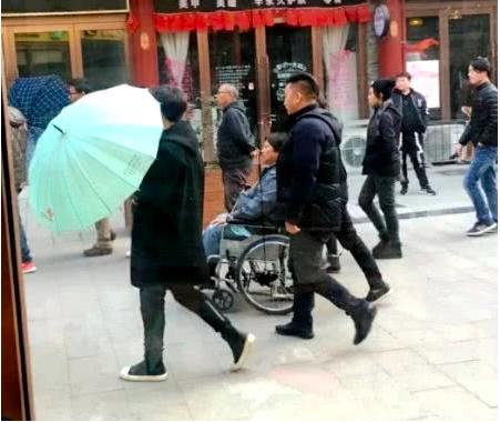 67歲洪金寶每天「負荷運動」近況惹人擔憂，兒媳擔心痛哭：他抱不動孫子